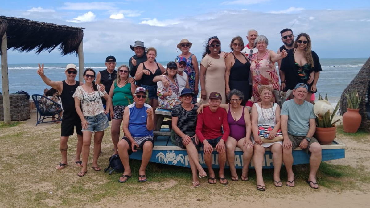 Grupo de terceira idade em viagem com a HTA TOUR mostrando como viajar cura e conecta pessoas"
