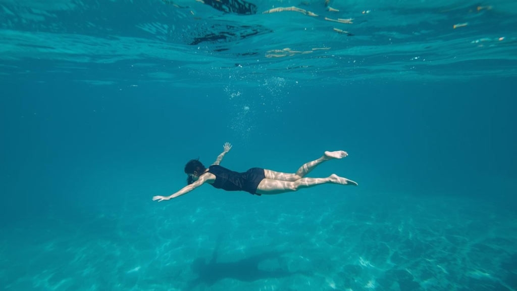 Mulher mergulhando em águas cristalinas durante atividade de turismo ao ar livre